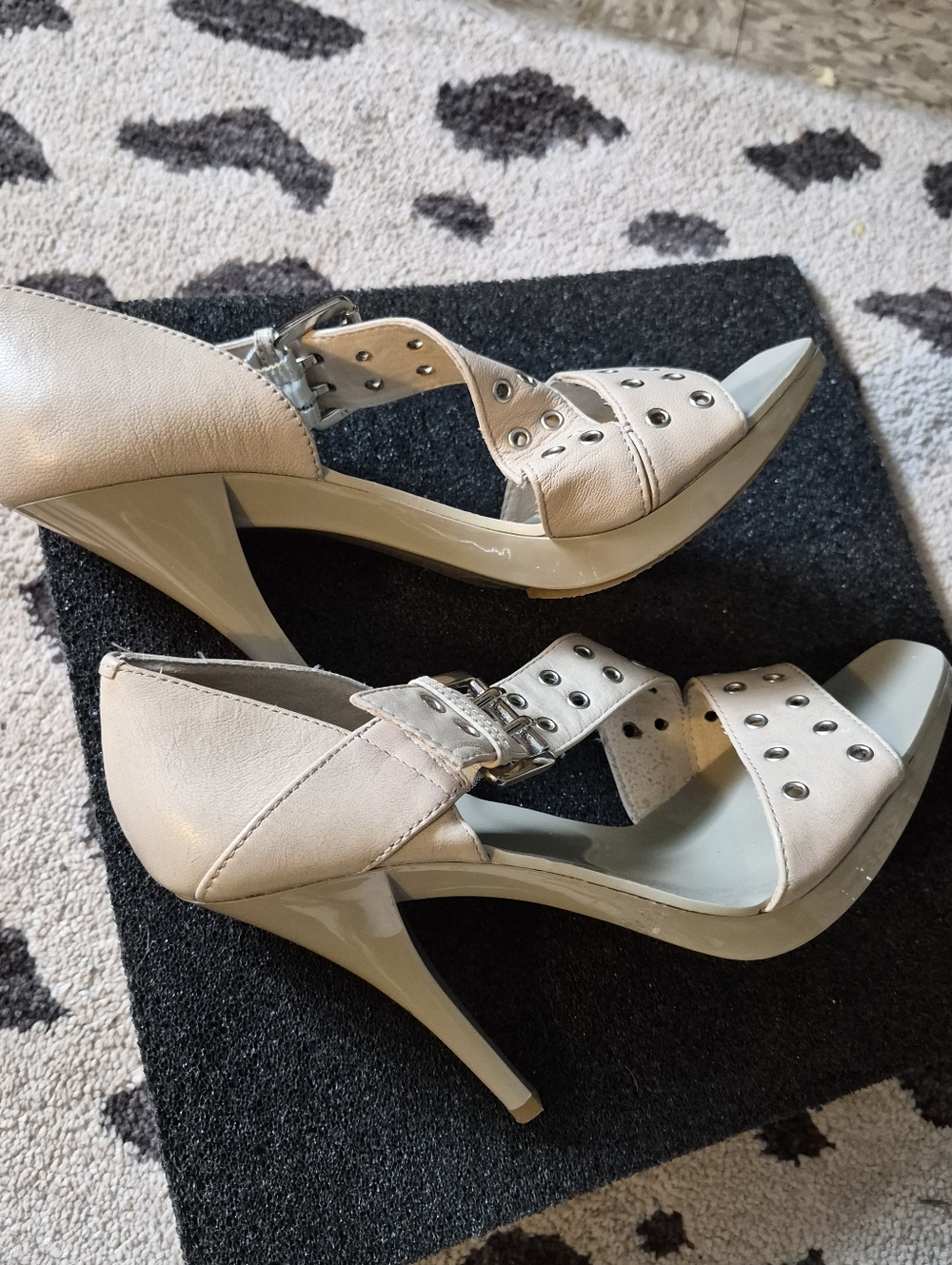 Michael Kors Cream Leather Grommet Crossover Buckle Strap Heeled Sandals NWOT - Picture 3 of 10